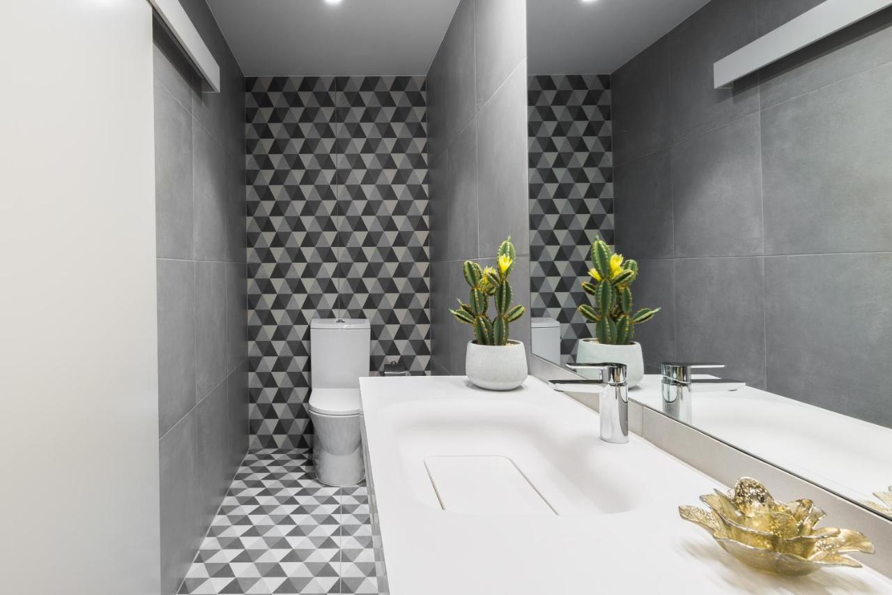 Charming Luxurious Flat With Garage By Host Wise Apartman Porto Kültér fotó