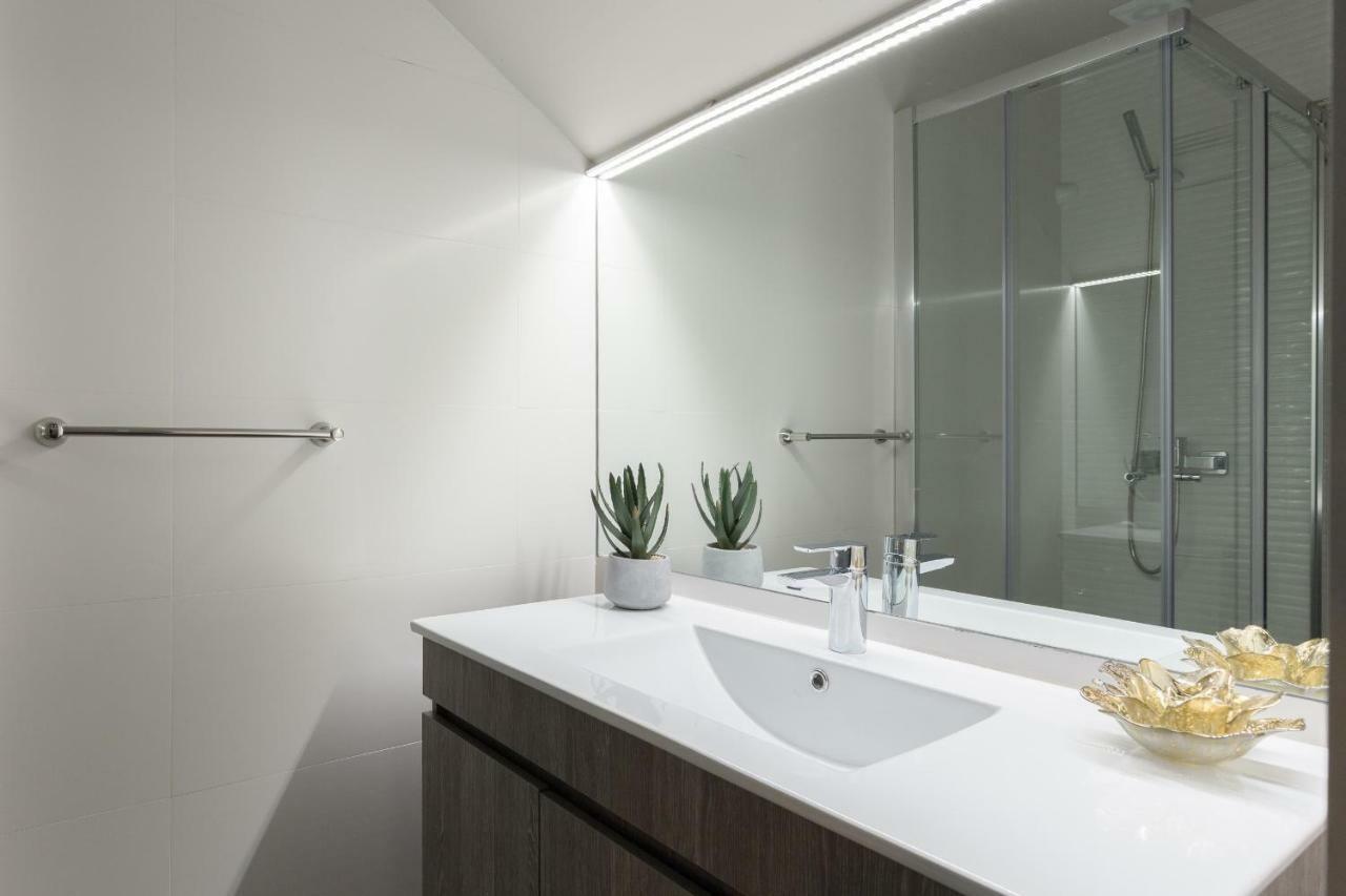 Charming Luxurious Flat With Garage By Host Wise Apartman Porto Kültér fotó